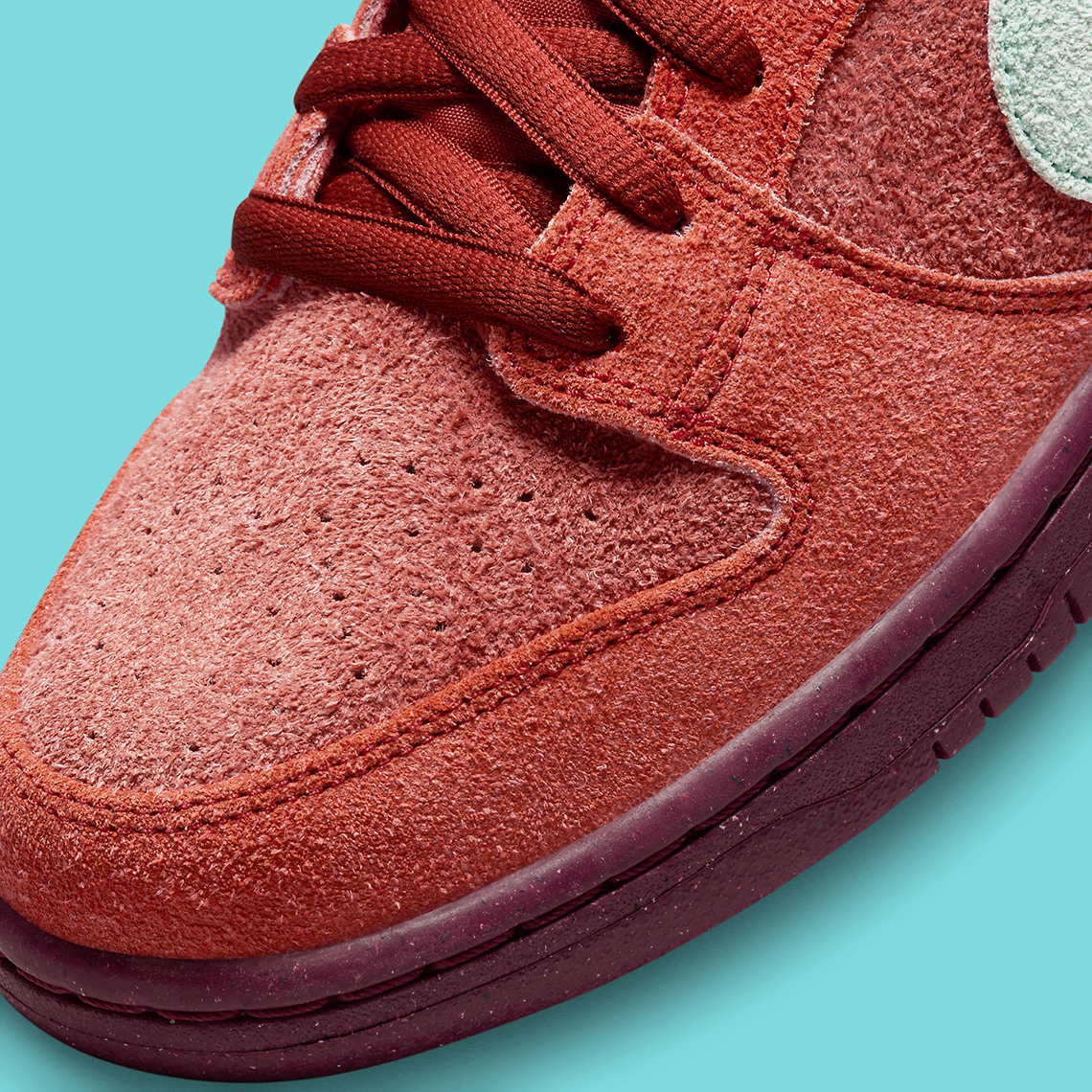 Giới thiệu Nike SB Dunk Low Mystic Red với Upper bằng chất liệu da lộn đầy đủ. - 7