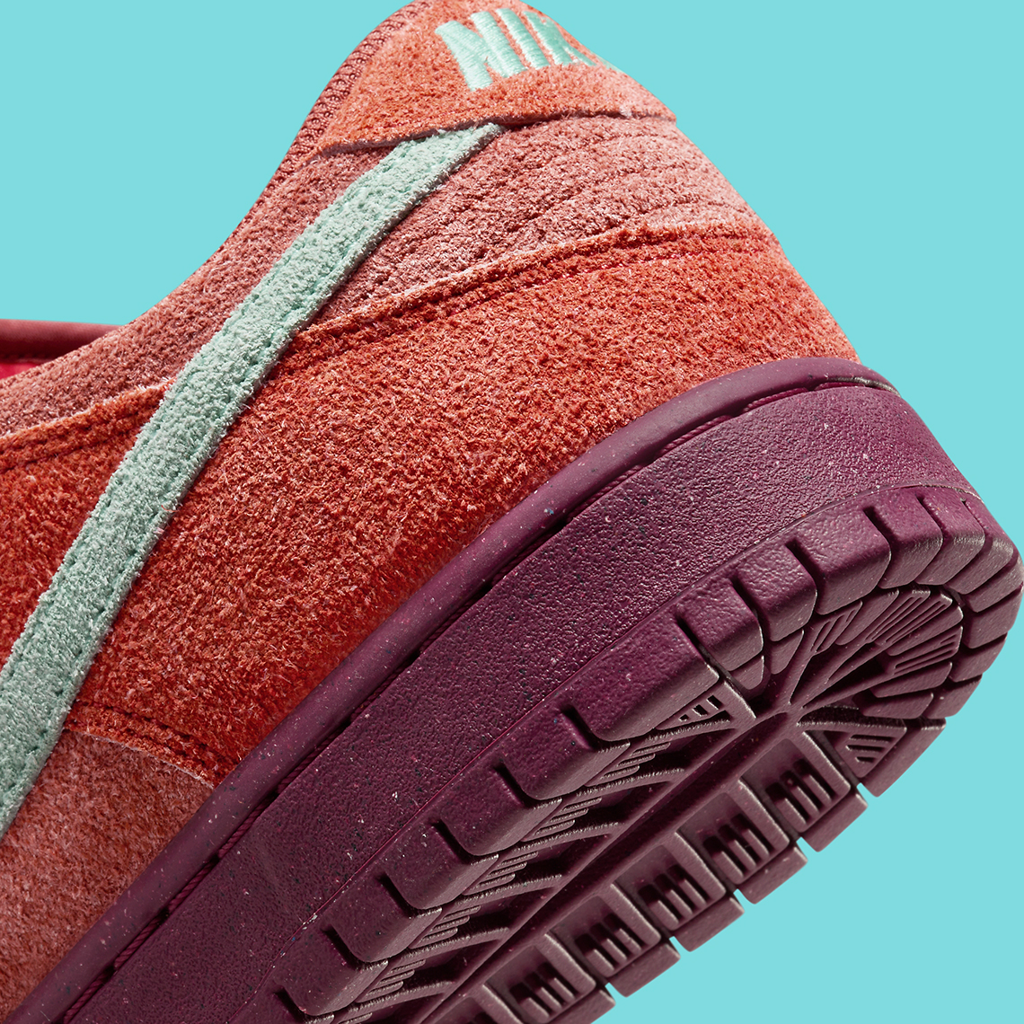 Giới thiệu Nike SB Dunk Low Mystic Red với Upper bằng chất liệu da lộn đầy đủ. - 8