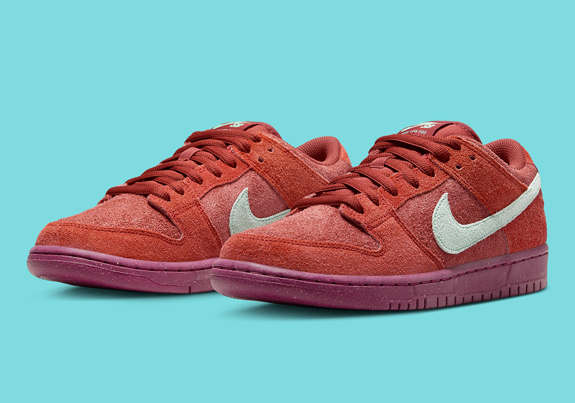 Giới thiệu Nike SB Dunk Low "Mystic Red" với Upper bằng chất liệu da lộn đầy đủ.