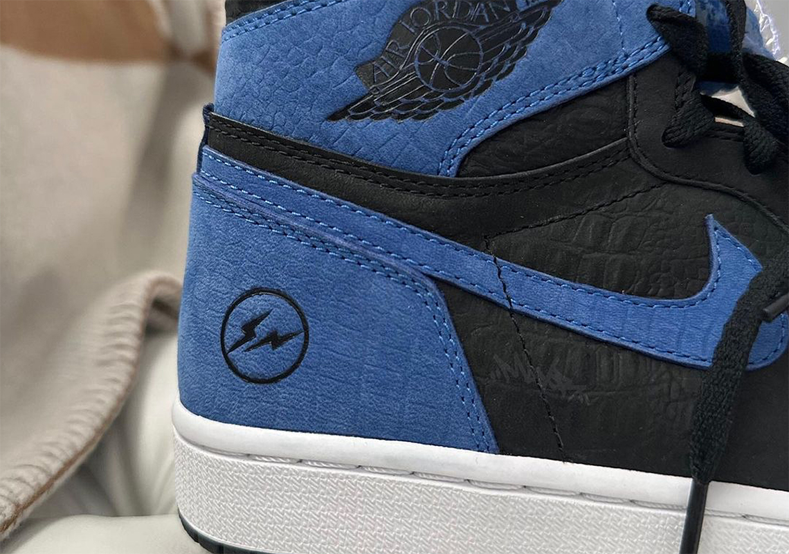 Hé lộ một thiết kế fragment x Air Jordan 1 Royal có da cá sấu màu đen - 2