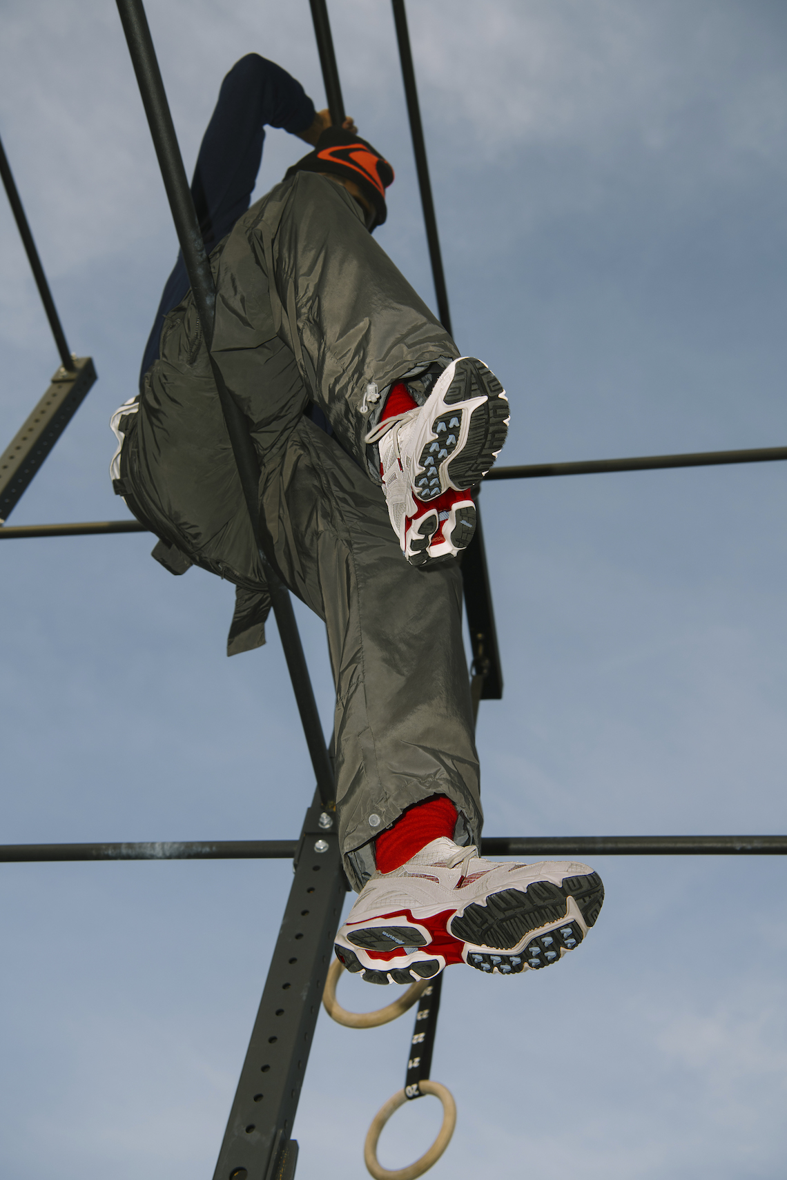 Highsnobiety đảm nhận Mizuno Wave Rider 10 cho thấy sự sắp xếp không đối xứng - 12