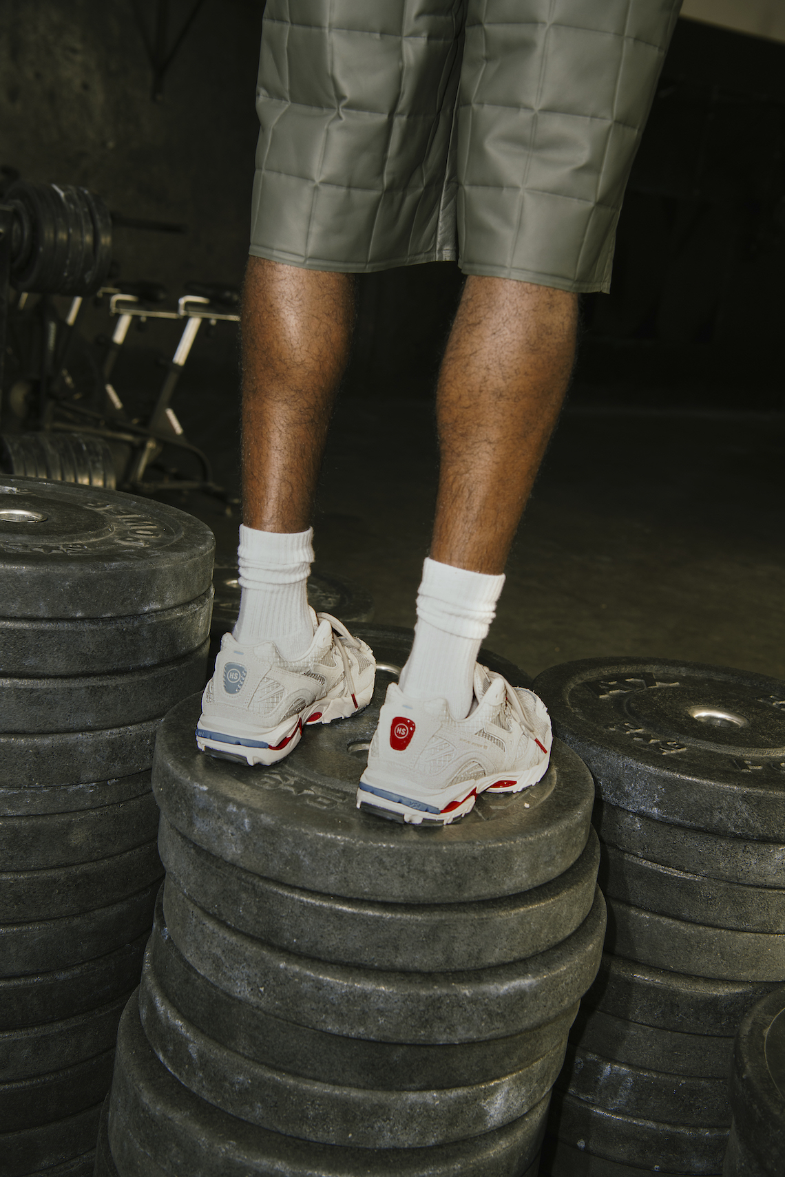 Highsnobiety đảm nhận Mizuno Wave Rider 10 cho thấy sự sắp xếp không đối xứng - 16