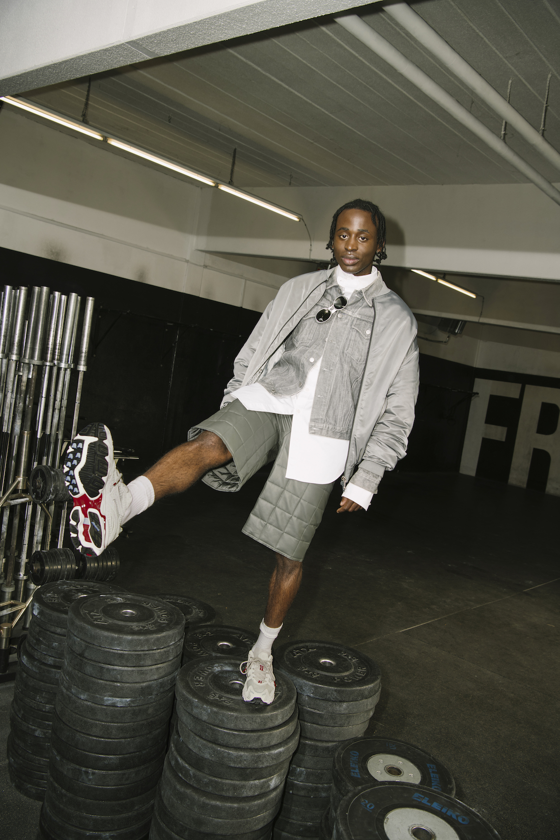 Highsnobiety đảm nhận Mizuno Wave Rider 10 cho thấy sự sắp xếp không đối xứng - 17