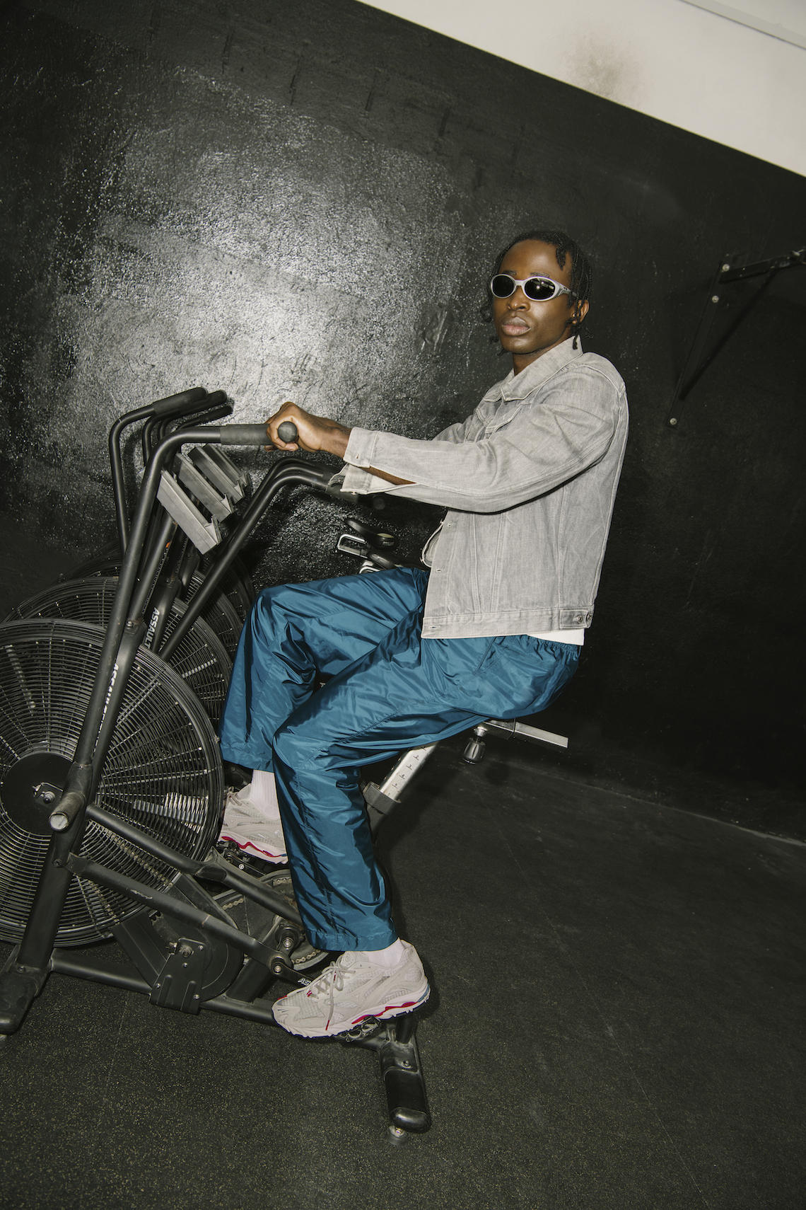 Highsnobiety đảm nhận Mizuno Wave Rider 10 cho thấy sự sắp xếp không đối xứng - 18