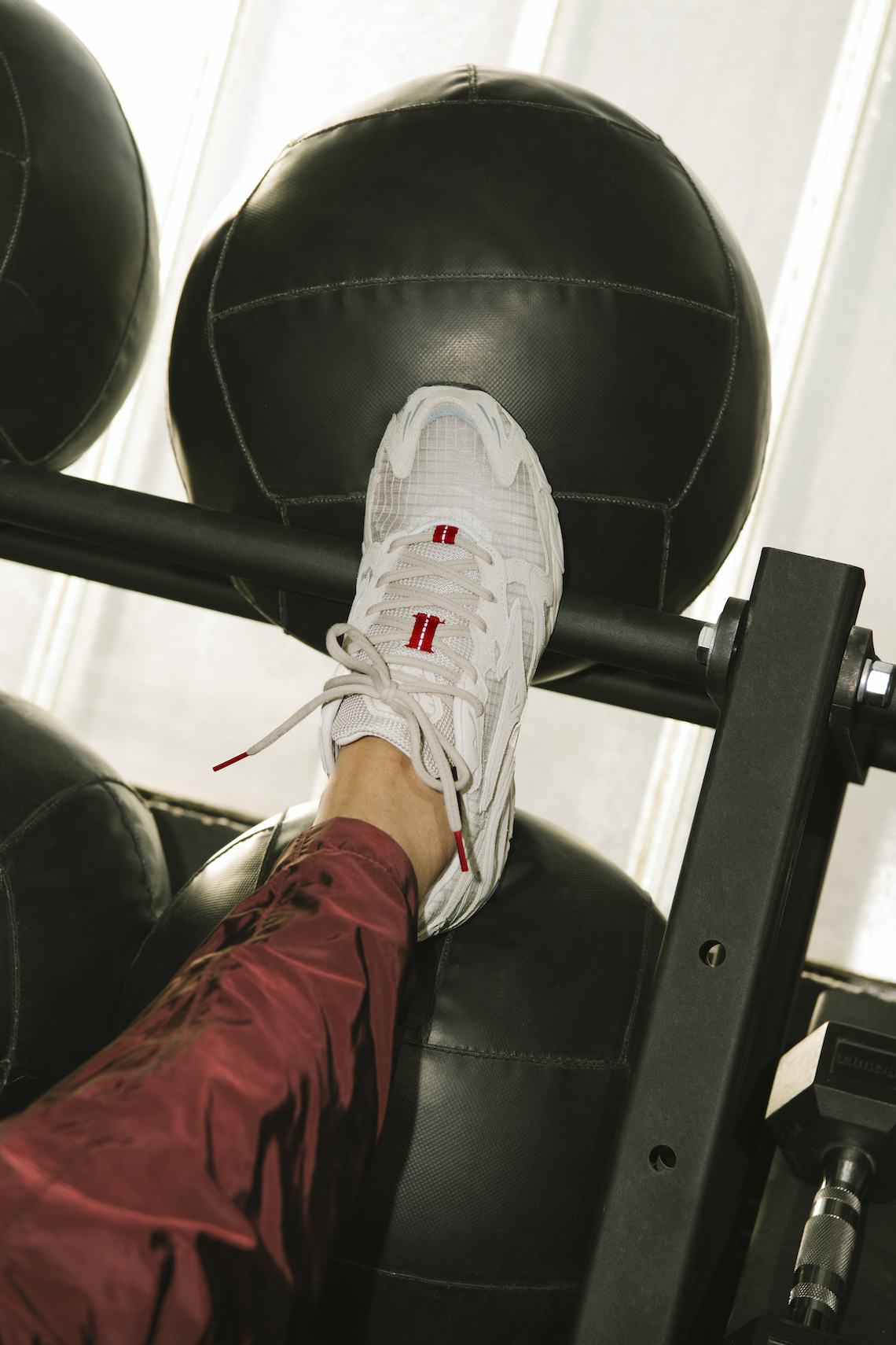 Highsnobiety đảm nhận Mizuno Wave Rider 10 cho thấy sự sắp xếp không đối xứng - 4