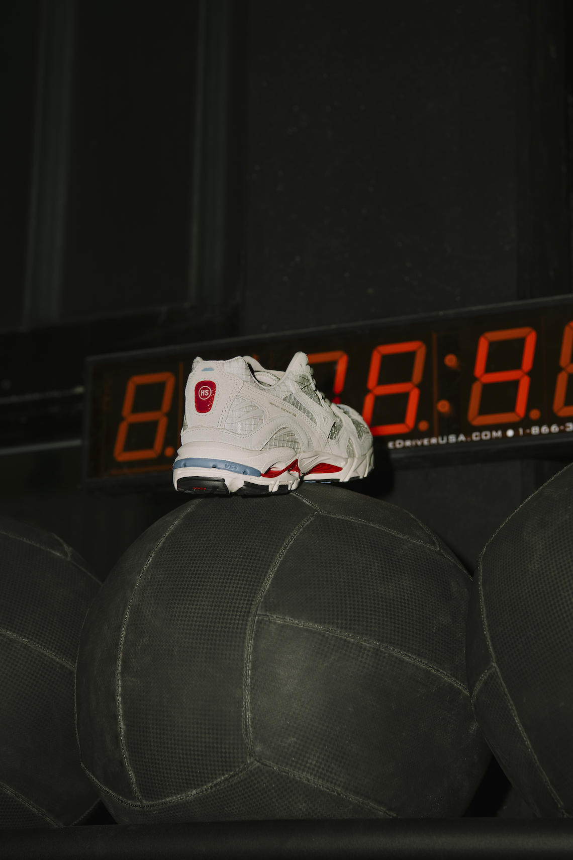 Highsnobiety đảm nhận Mizuno Wave Rider 10 cho thấy sự sắp xếp không đối xứng - 7