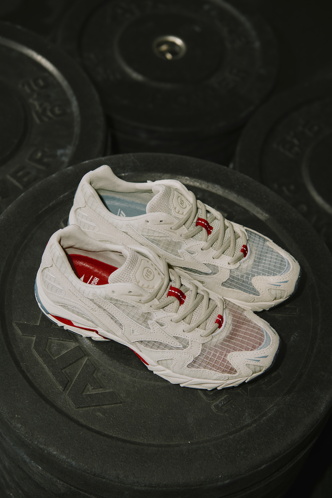 Highsnobiety đảm nhận Mizuno Wave Rider 10 cho thấy sự sắp xếp không đối xứng - 8