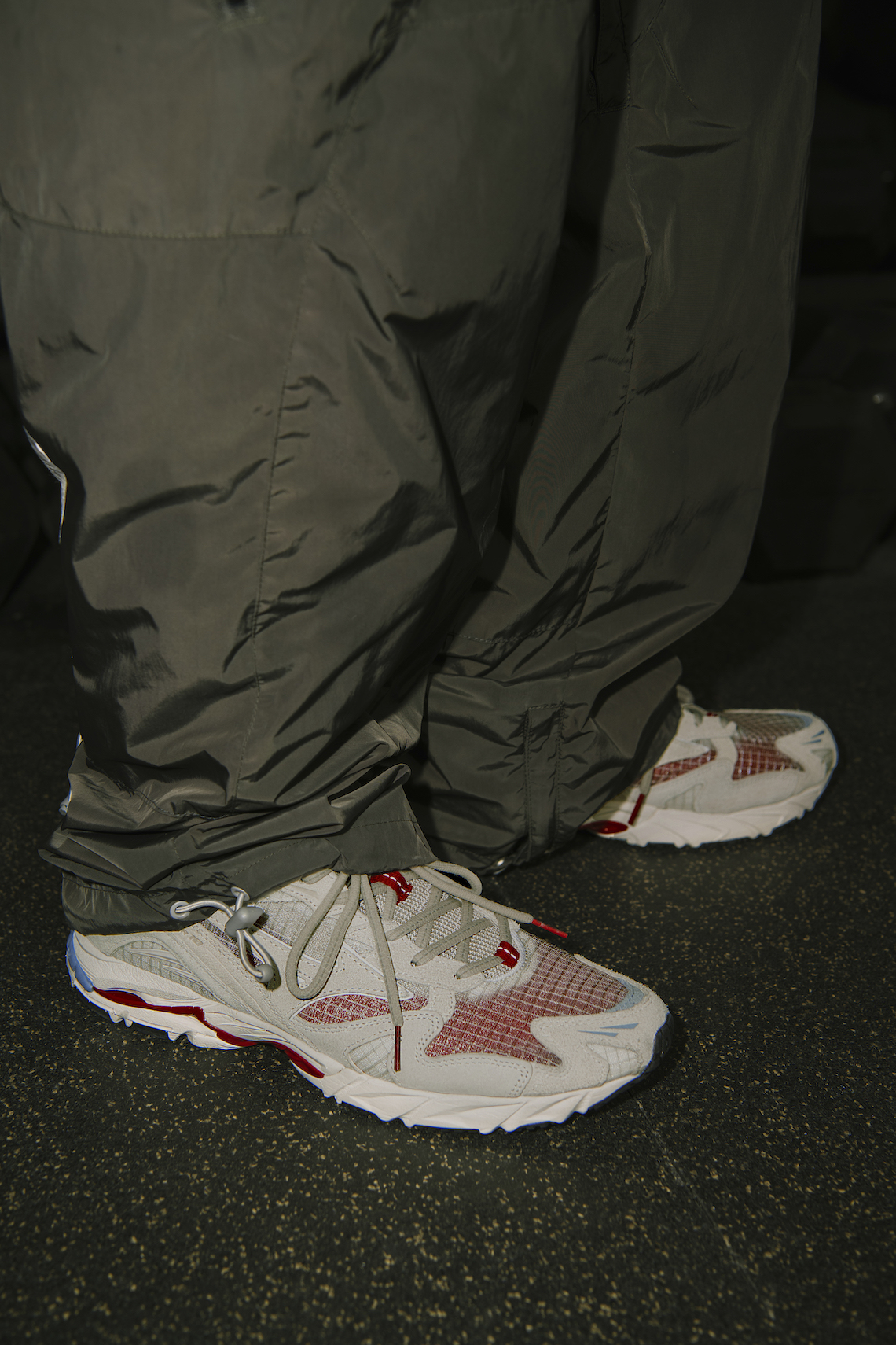 Highsnobiety đảm nhận Mizuno Wave Rider 10 cho thấy sự sắp xếp không đối xứng - 9