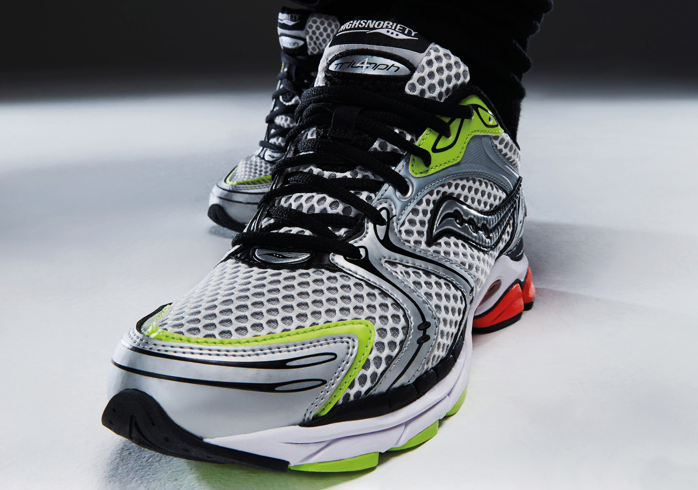 Highsnobiety x Saucony Pro Grid Triumph 4: Hợp tác đặc biệt mang đậm chất thập kỷ 2000 - 2