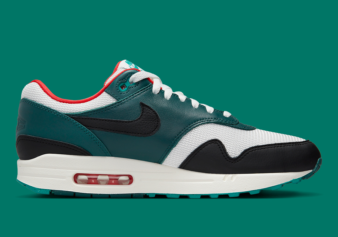 Hình ảnh chính thức của đôi sneaker  LeBron James X Nike Air Max 1 Liverpool - 3