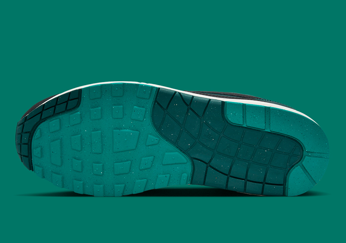 Hình ảnh chính thức của đôi sneaker  LeBron James X Nike Air Max 1 Liverpool - 6