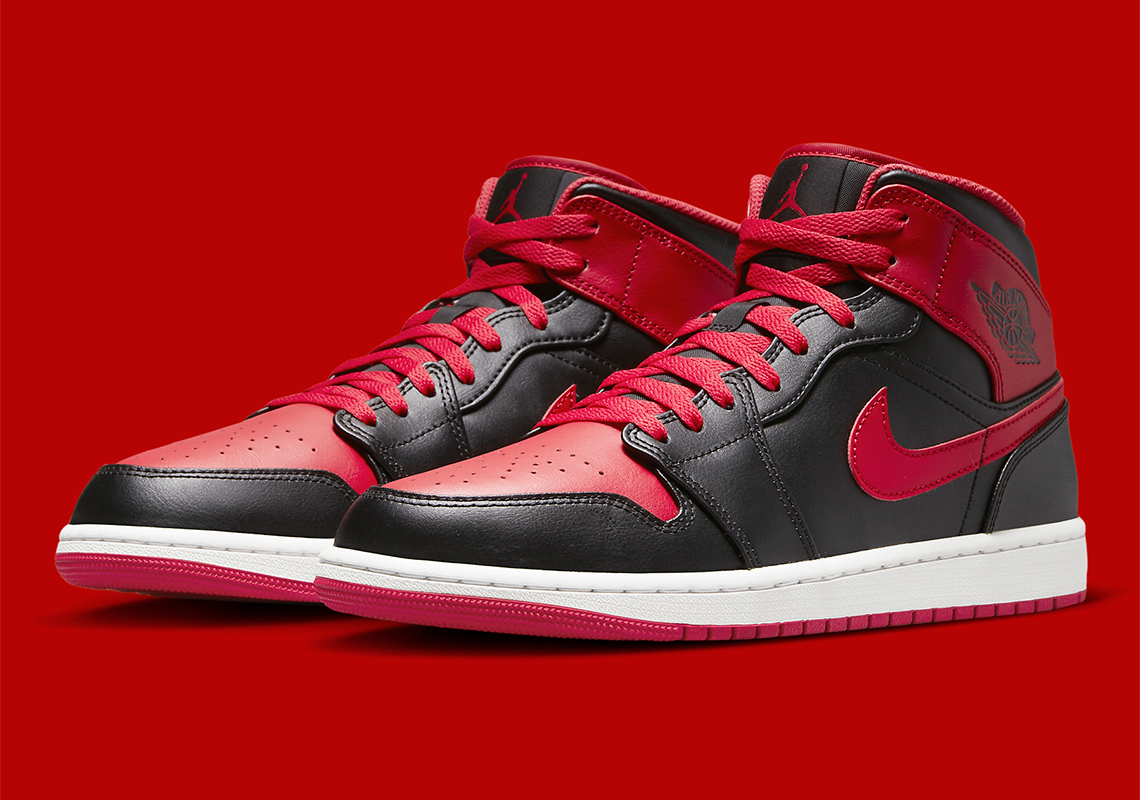 Hình ảnh của đôi giày sneaker Air Jordan 1 Mid "Bred"