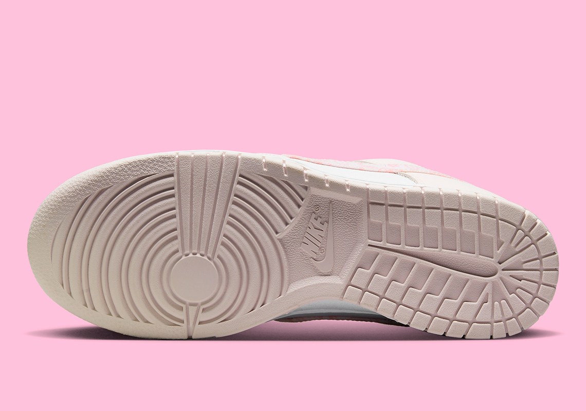 Hình ảnh của đôi giày sneaker Nike Dunk Low Pink Paisley  nữ tính - 5