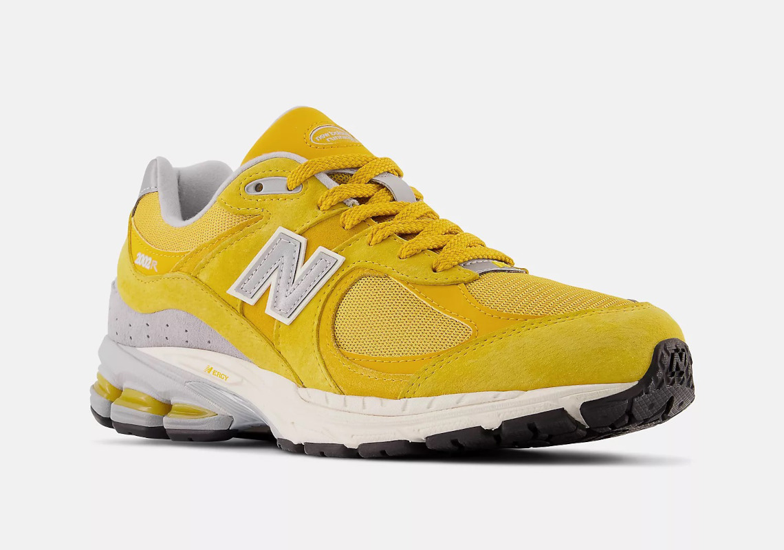 Hình ảnh của mẫu giày New Balance 2002R Egg Yolk - 2