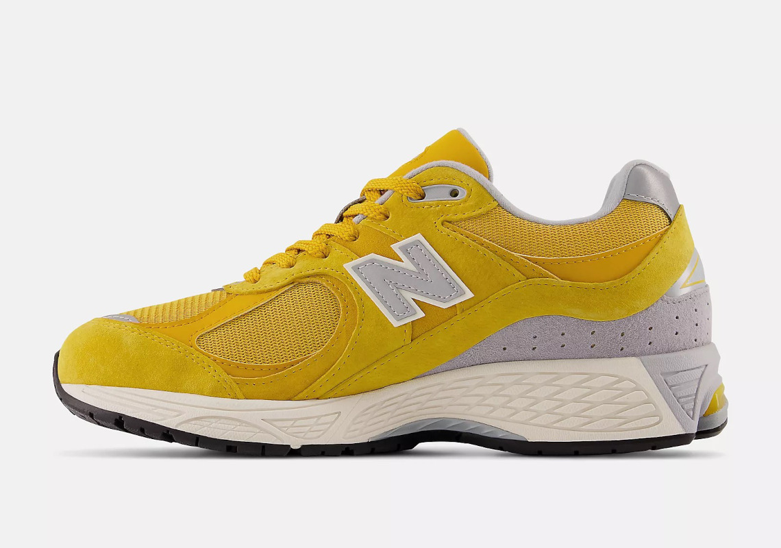 Hình ảnh của mẫu giày New Balance 2002R Egg Yolk - 3