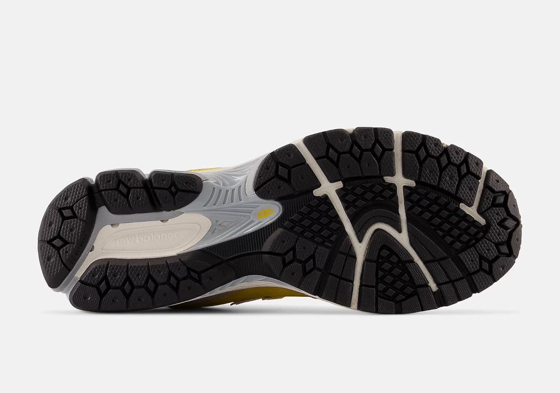 Hình ảnh của mẫu giày New Balance 2002R Egg Yolk - 5