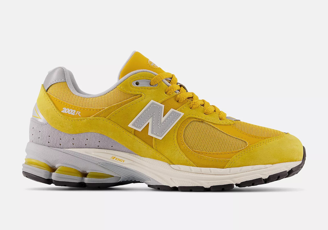 Hình ảnh của mẫu giày New Balance 2002R "Egg Yolk"