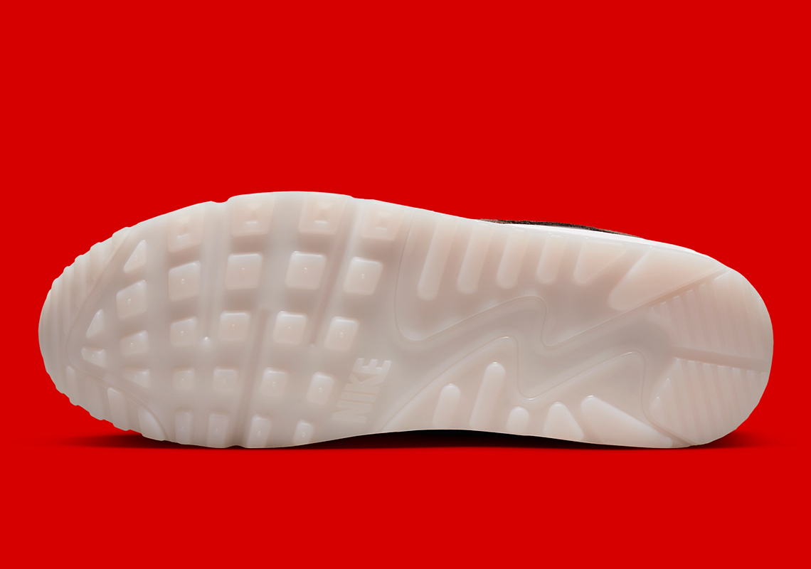 Hình ảnh giày sneaker Nike Air Max 90 Brown Tile nền màu hồng nhạt với điểm nhấn màu nâu - 5