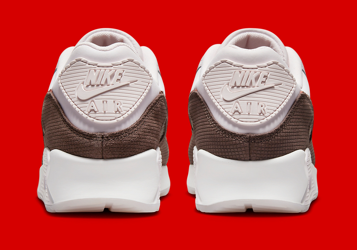 Hình ảnh giày sneaker Nike Air Max 90 Brown Tile nền màu hồng nhạt với điểm nhấn màu nâu - 6