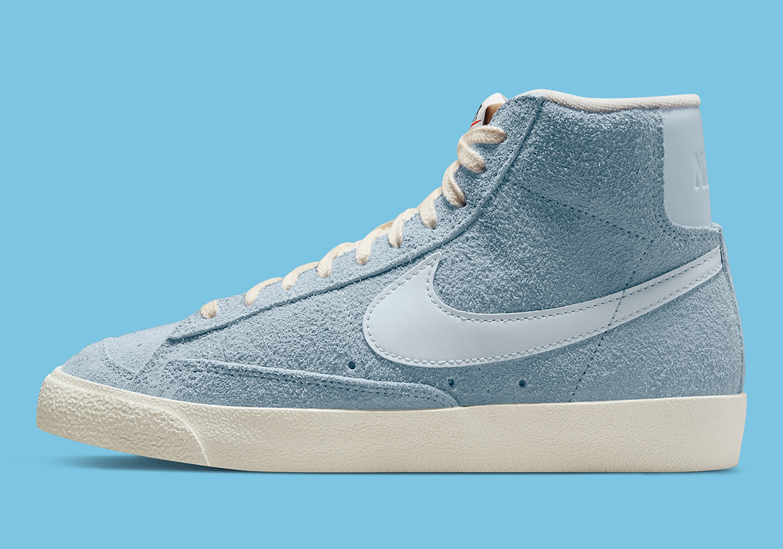 Hình ảnh mới nhất của đôi giày sneaker Nike Blazer Mid "Ice Blue Suede"