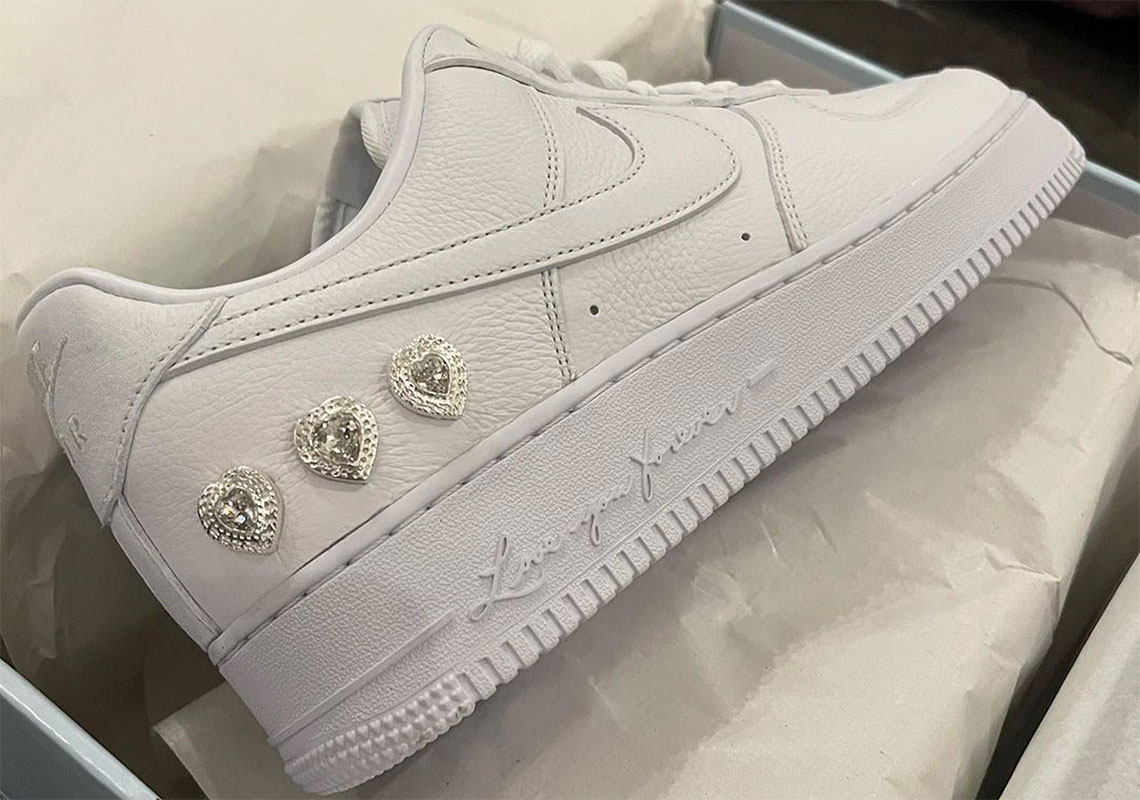 Hình ảnh mới nhất của đôi sneaker Drake x Nike Air Force 1 "Love You Forever"