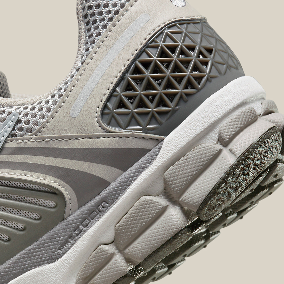 Hình ảnh mới nhất của mẫu giày sneaker Nike Zoom Vomero 5 - 8