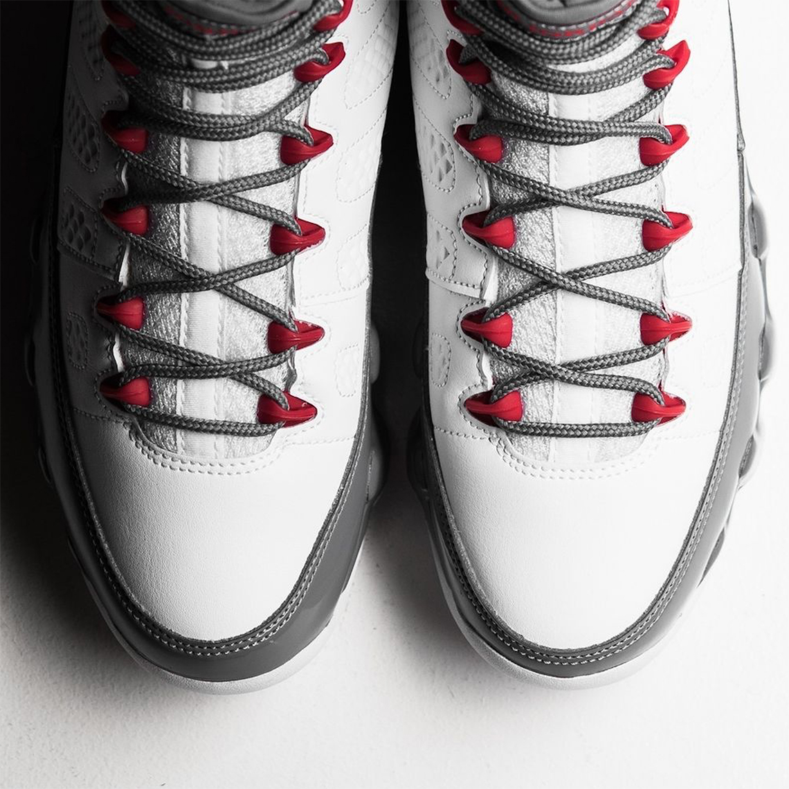 Hình ảnh mới nhất của mẫu sneaker Air Jordan 9 Fire Red - 6