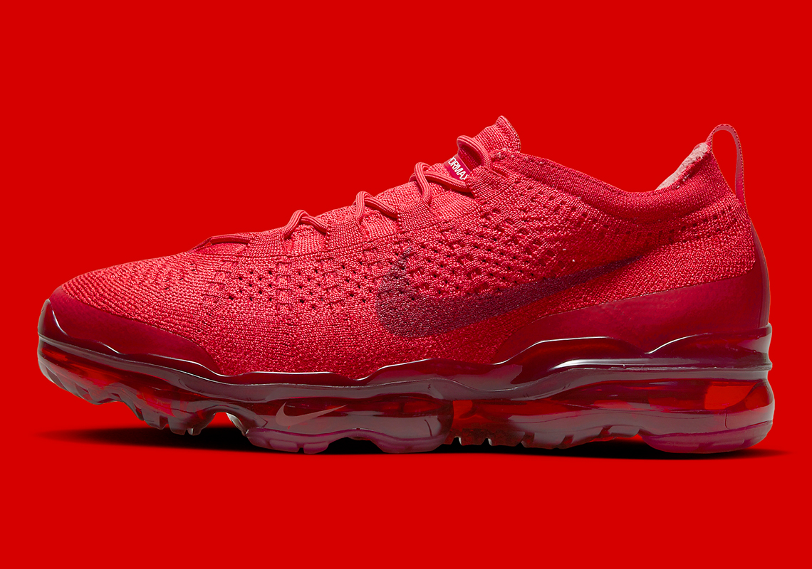 Hòa mình vào màu sắc: Nike Vapormax Flyknit 2023 'Triple Red' sẽ làm chao đảo mùa hè - 1