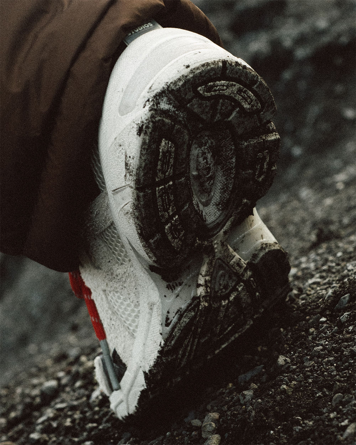 Hợp Tác HAL STUDIOS x ASICS GEL-1130 'Birch': Sự Kết Thúc Ấn Tượng cho Bộ Ba Sản Phẩm - 7