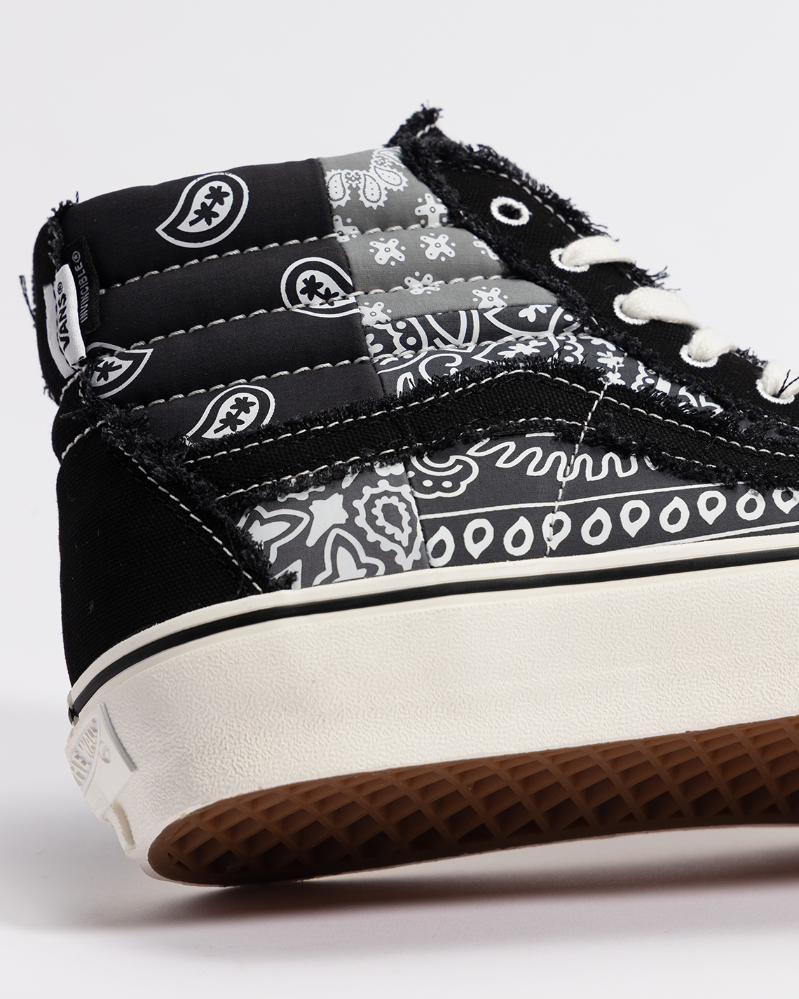 INVINCIBLE x Vault By Vans 'Gnarly Pack': Sự kết hợp độc đáo mang đến những đôi giày với phong cách 'đã mòn' sẽ ra mắt vào tháng 7 - 12