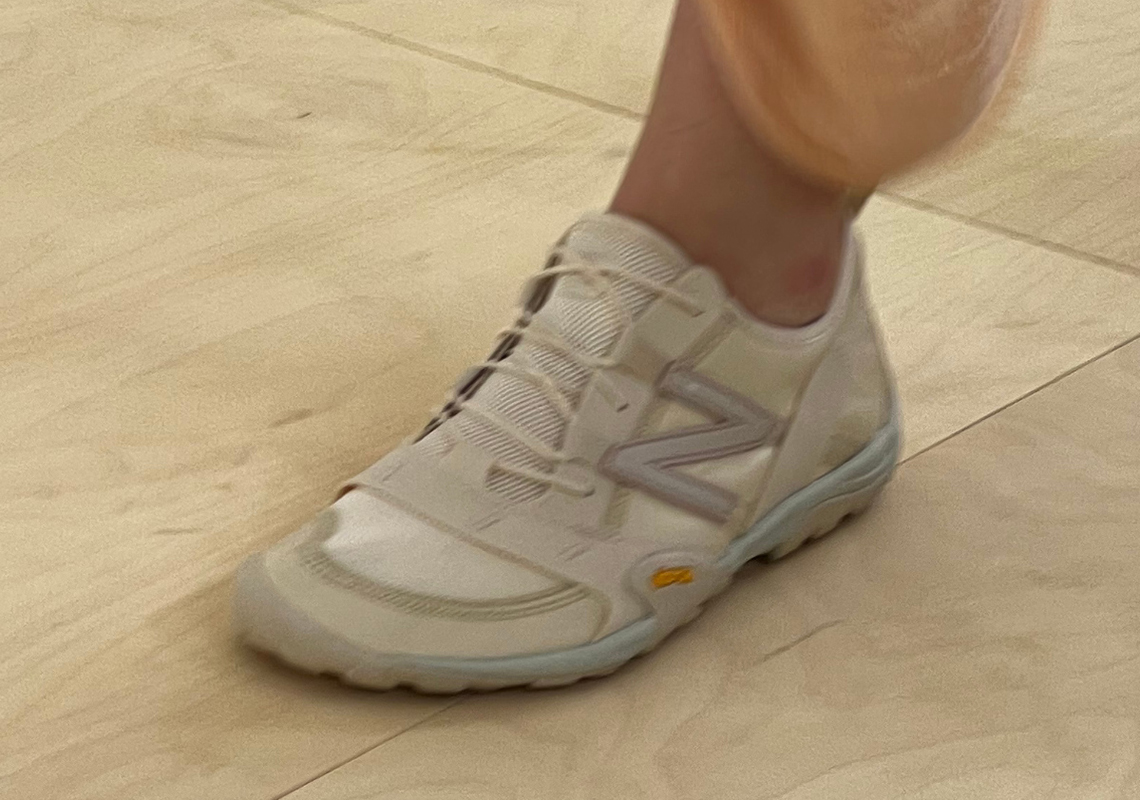 Issey Miyake và New Balance Hợp Tác: Sự Kết Hợp Độc Đáo Trong Thế Giới Sneaker - 2