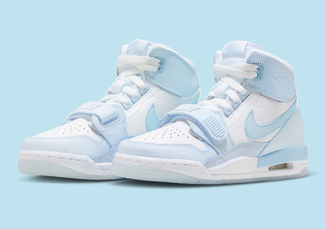 Jordan Legacy 312 White/Arctic Blue: Phối màu độc đáo dành cho mùa đông, giá chỉ 100 USD! - 1