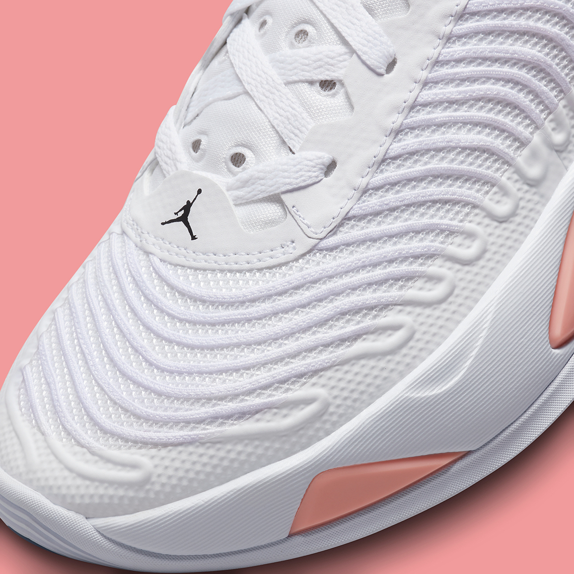 Jordan Luka 1 đi dạo cùng ba chú chó của Doncic - 10