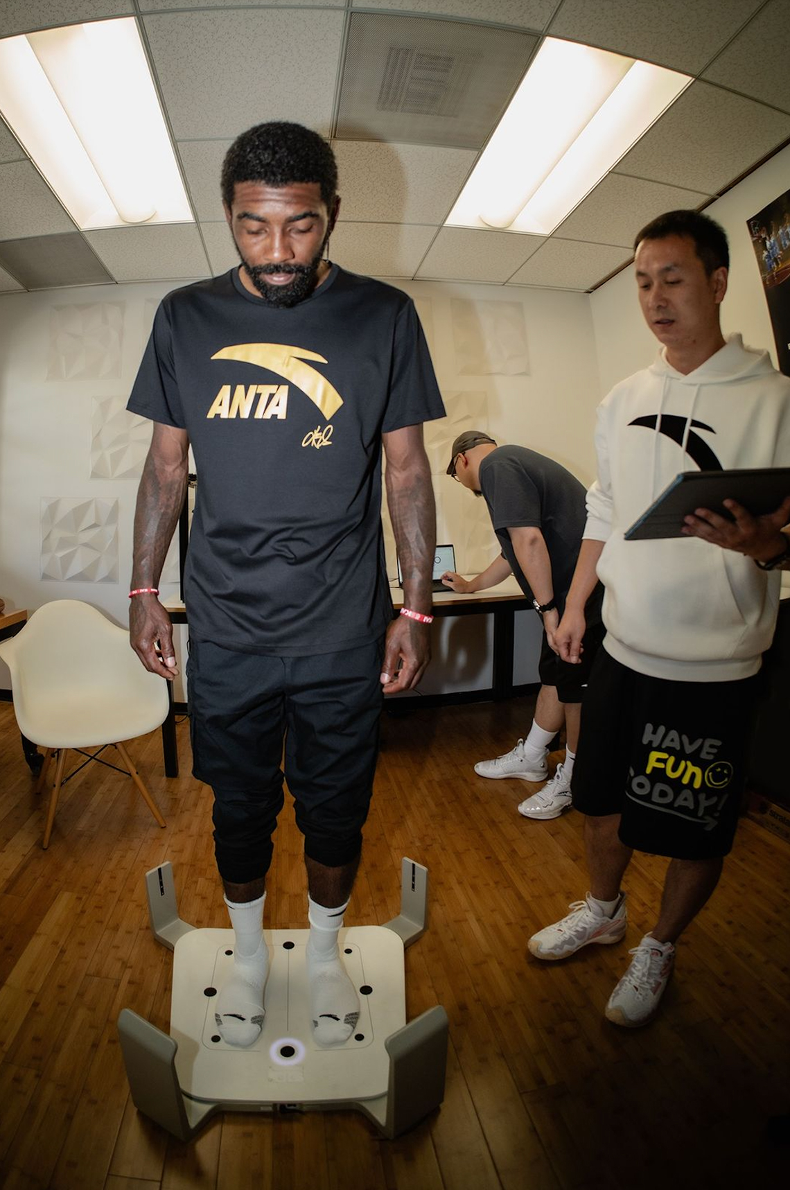 Kyrie Irving ký hợp đồng 5 năm với thương hiệu Trung Quốc ANTA Sports | Bước chuyển mới đầy bất ngờ trong sự nghiệp và giày thể thao! - 5