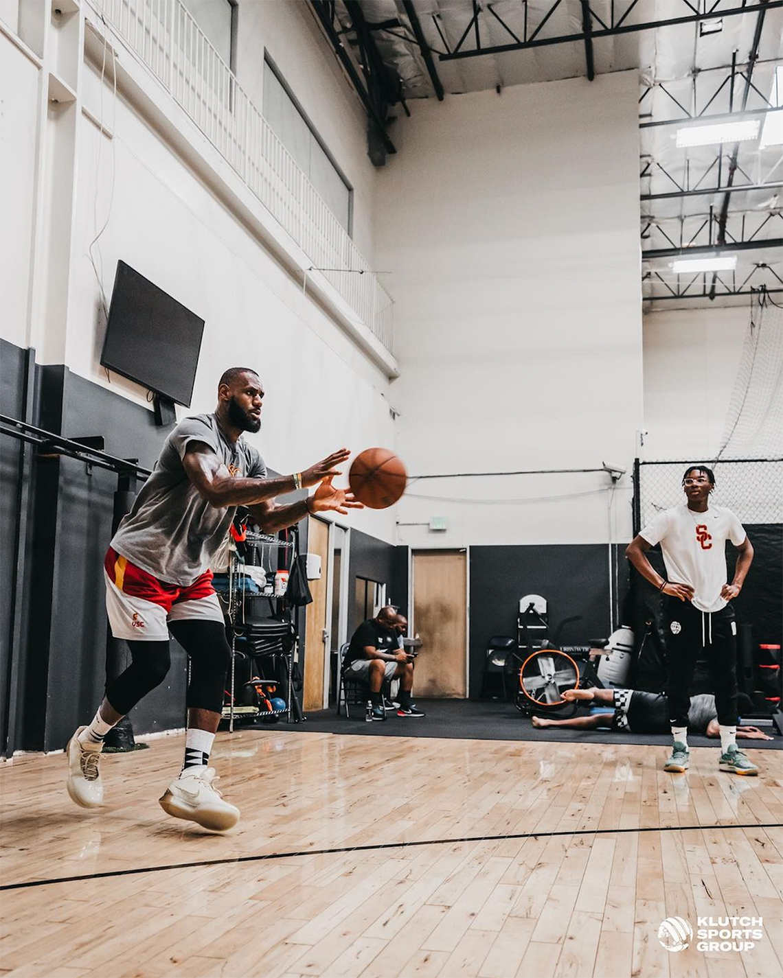 LeBron James ra mắt giày thể thao thế hệ mới: Nike LeBron 21 - Bất ngờ với thiết kế đỉnh cao và màu sắc mới! - 4