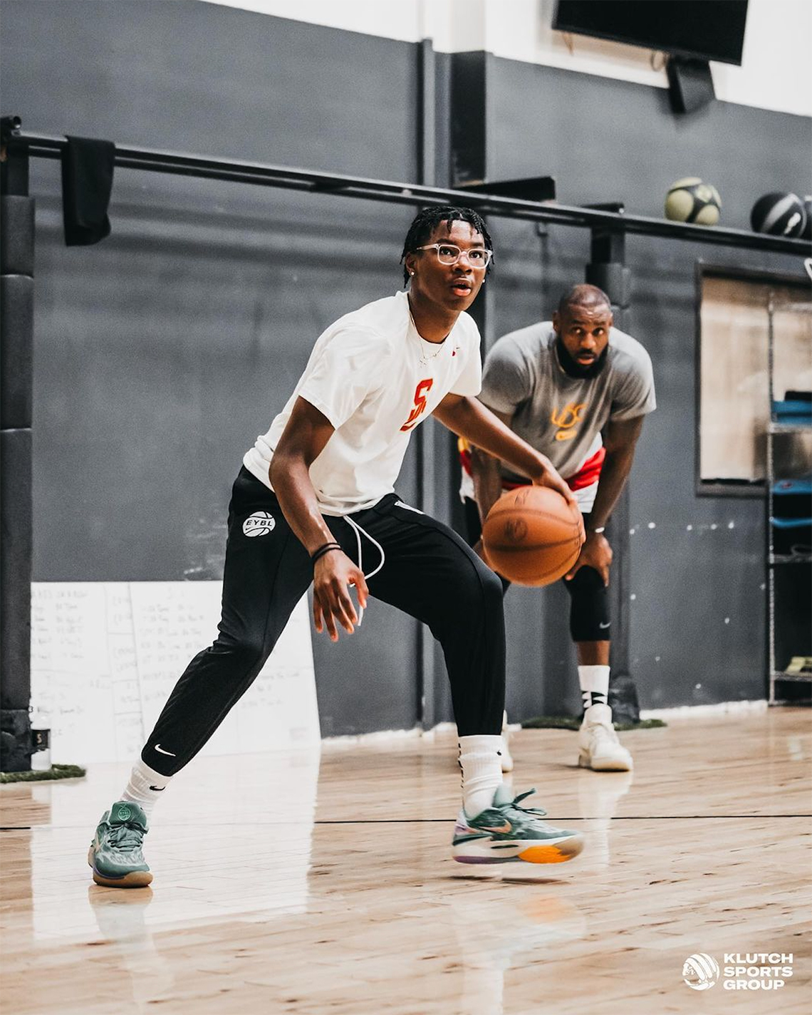 LeBron James ra mắt giày thể thao thế hệ mới: Nike LeBron 21 - Bất ngờ với thiết kế đỉnh cao và màu sắc mới! - 8