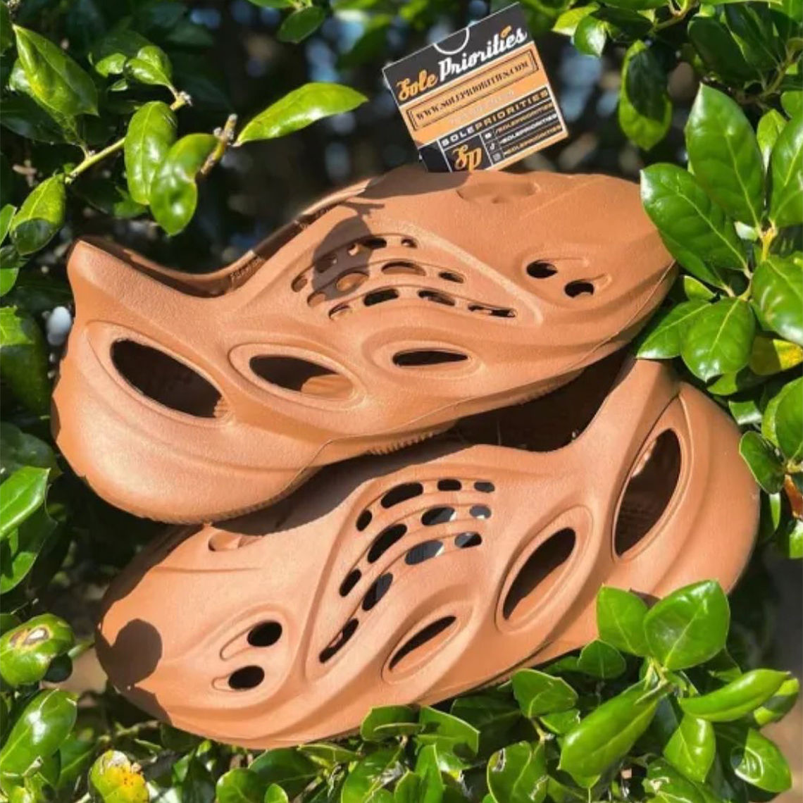 Lộ diện hình ảnh của đôi giày sneaker Yeezy Foam Runner Flax - 2