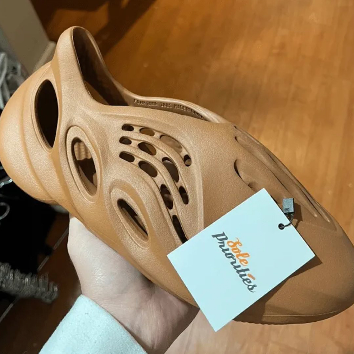 Lộ diện hình ảnh của đôi giày sneaker Yeezy Foam Runner Flax - 3