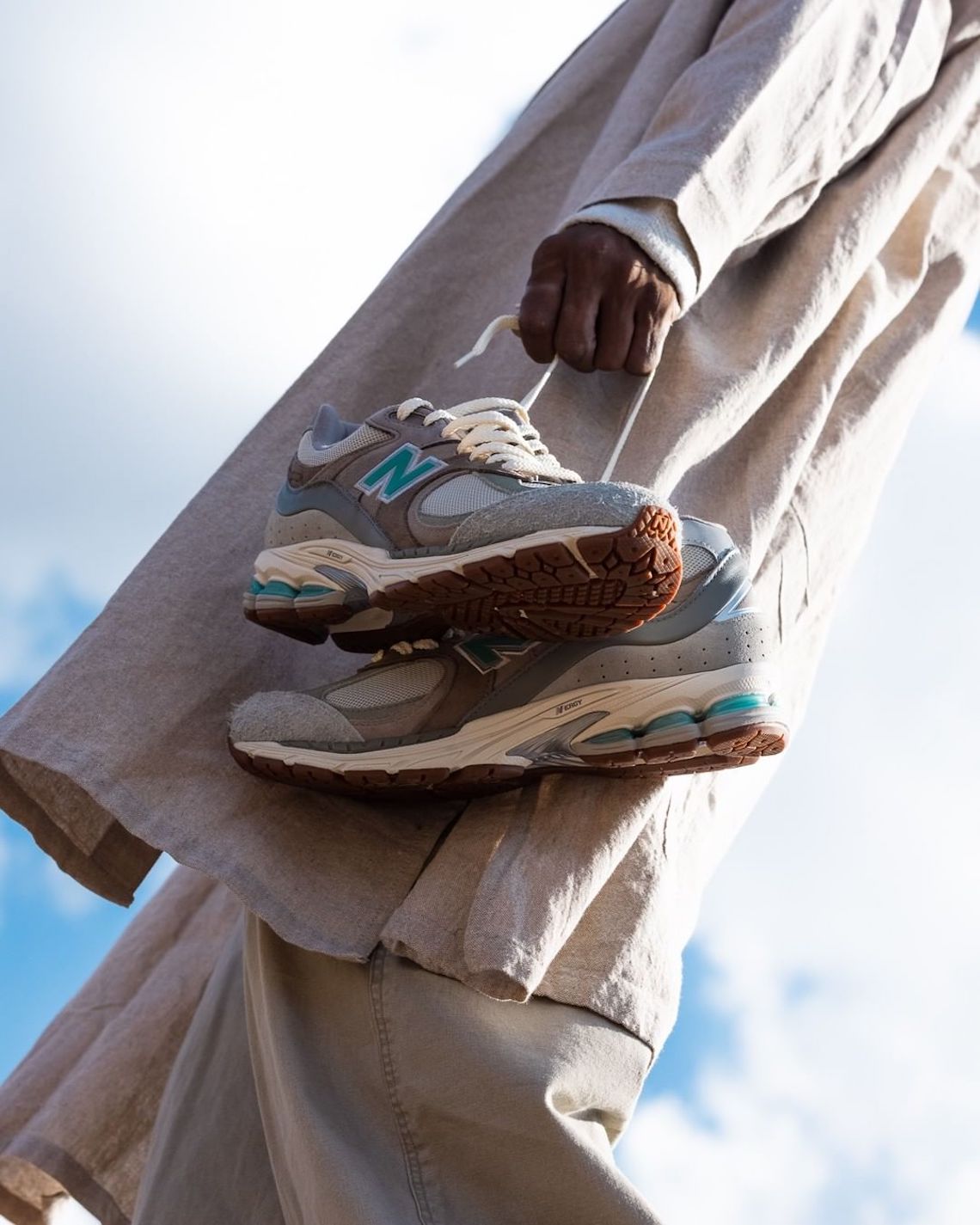 Lộ diện hình ảnh của mẫu sneaker atmos x New Balance 2002R Oasis - 11