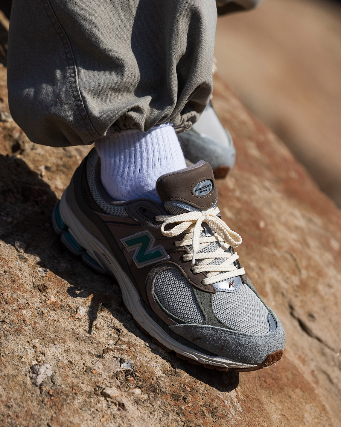 Lộ diện hình ảnh của mẫu sneaker atmos x New Balance 2002R Oasis - 4