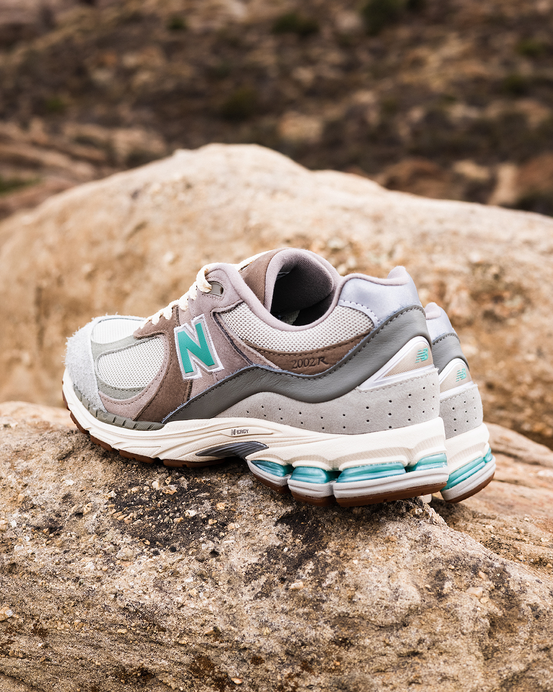 Lộ diện hình ảnh của mẫu sneaker atmos x New Balance 2002R Oasis - 5