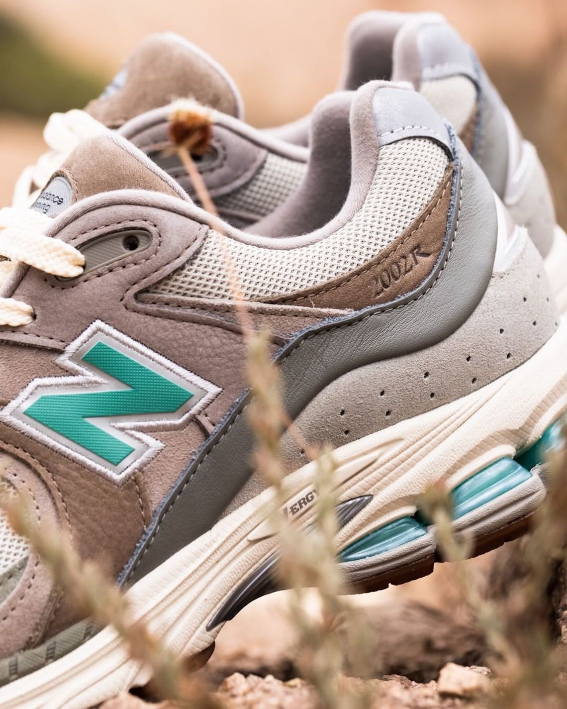 Lộ diện hình ảnh của mẫu sneaker atmos x New Balance 2002R Oasis - 6
