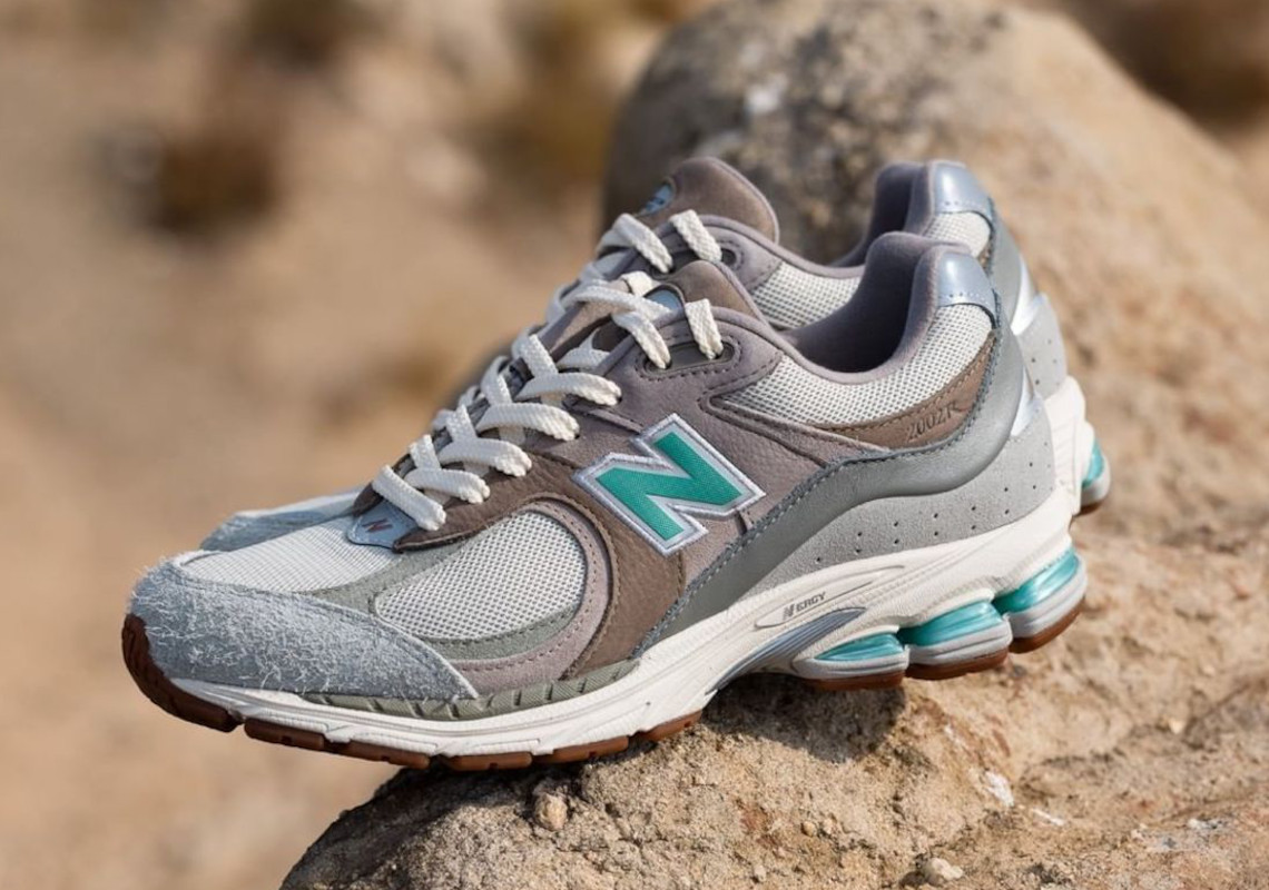 Lộ diện hình ảnh của mẫu sneaker atmos x New Balance 2002R "Oasis"