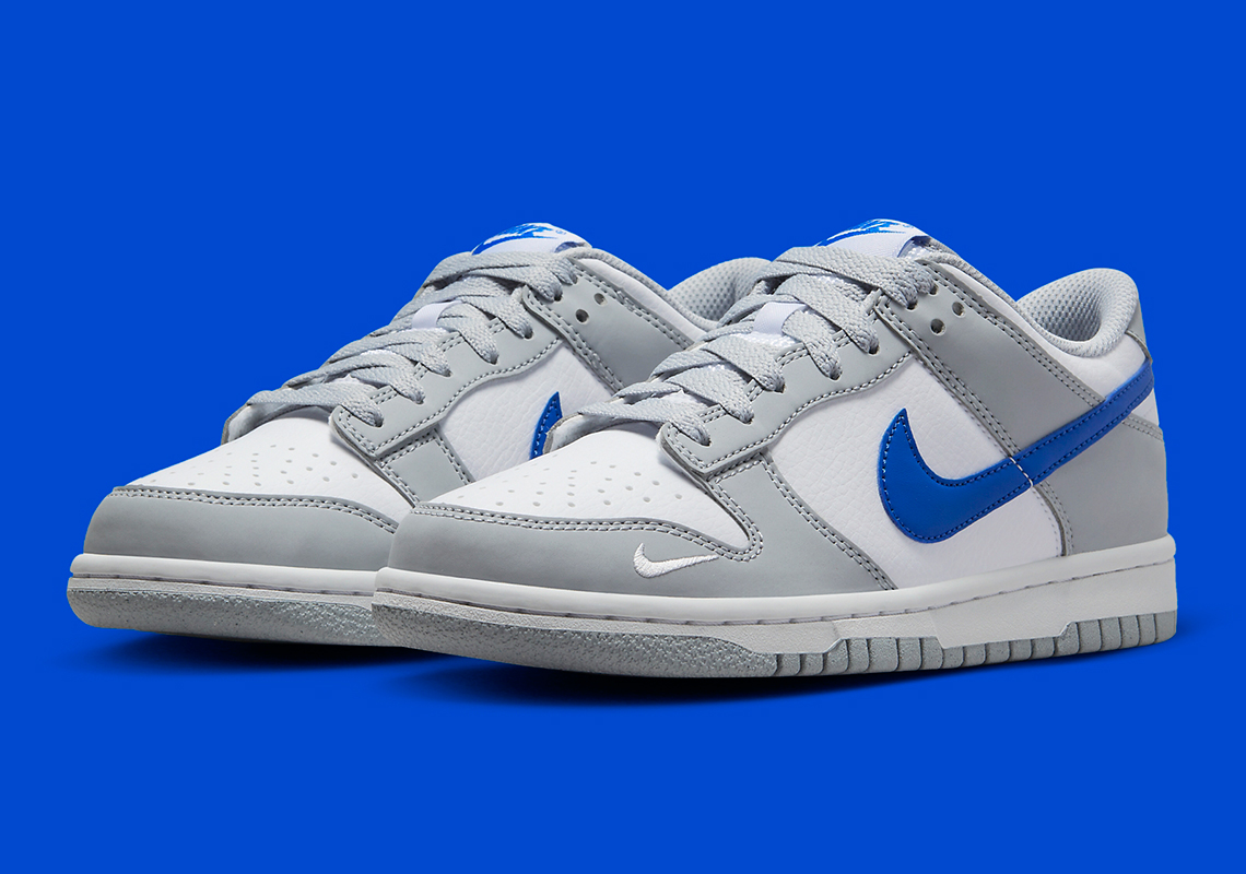 Logo màu Royal trên chiếc GS Nike Dunk Low màu xám này - 1