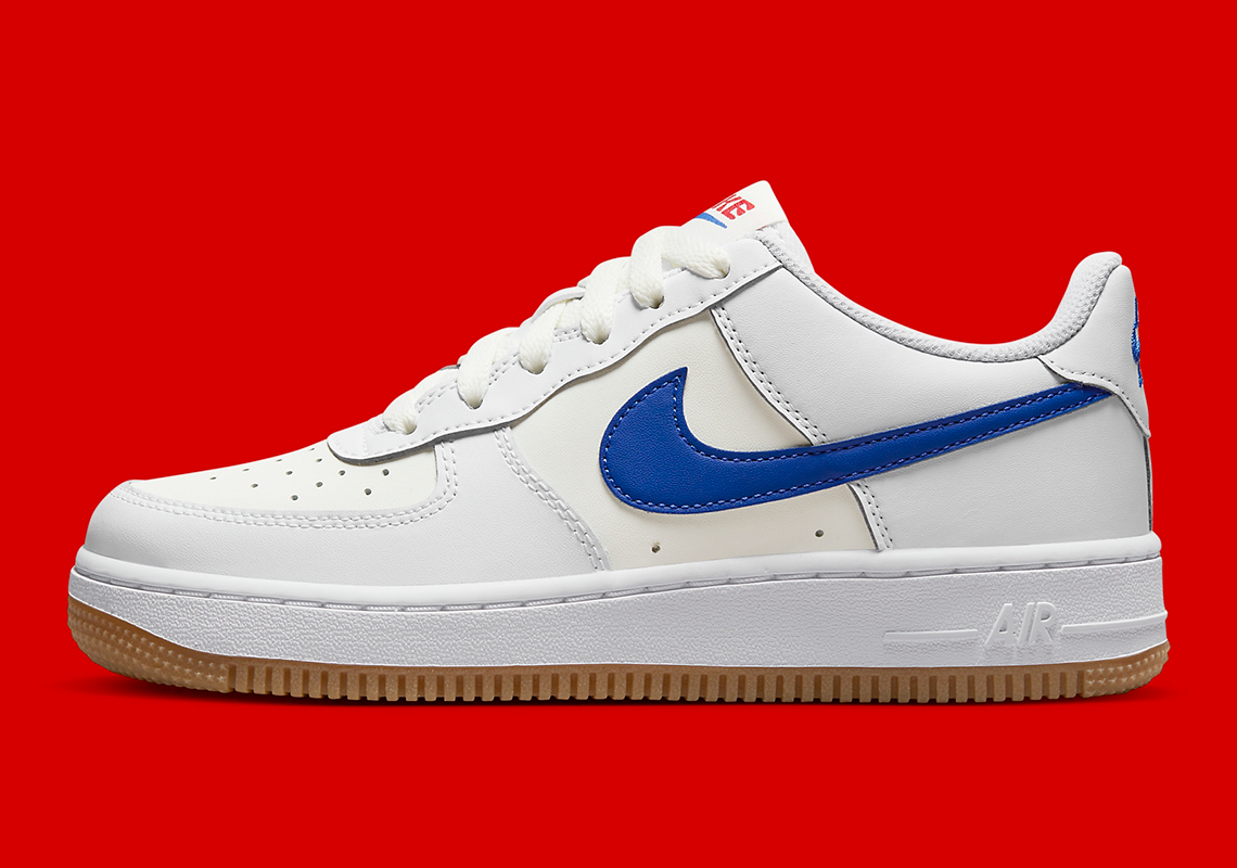 Logo màu xanh blue làm điểm nhấn nổi bật trên nền trắng kem của đôi giày sneaker Nike Air Force 1 Low University Red - 2