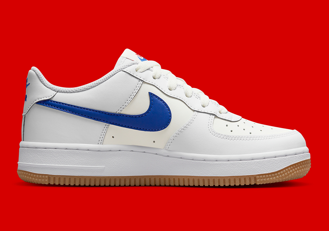 Logo màu xanh blue làm điểm nhấn nổi bật trên nền trắng kem của đôi giày sneaker Nike Air Force 1 Low University Red - 3