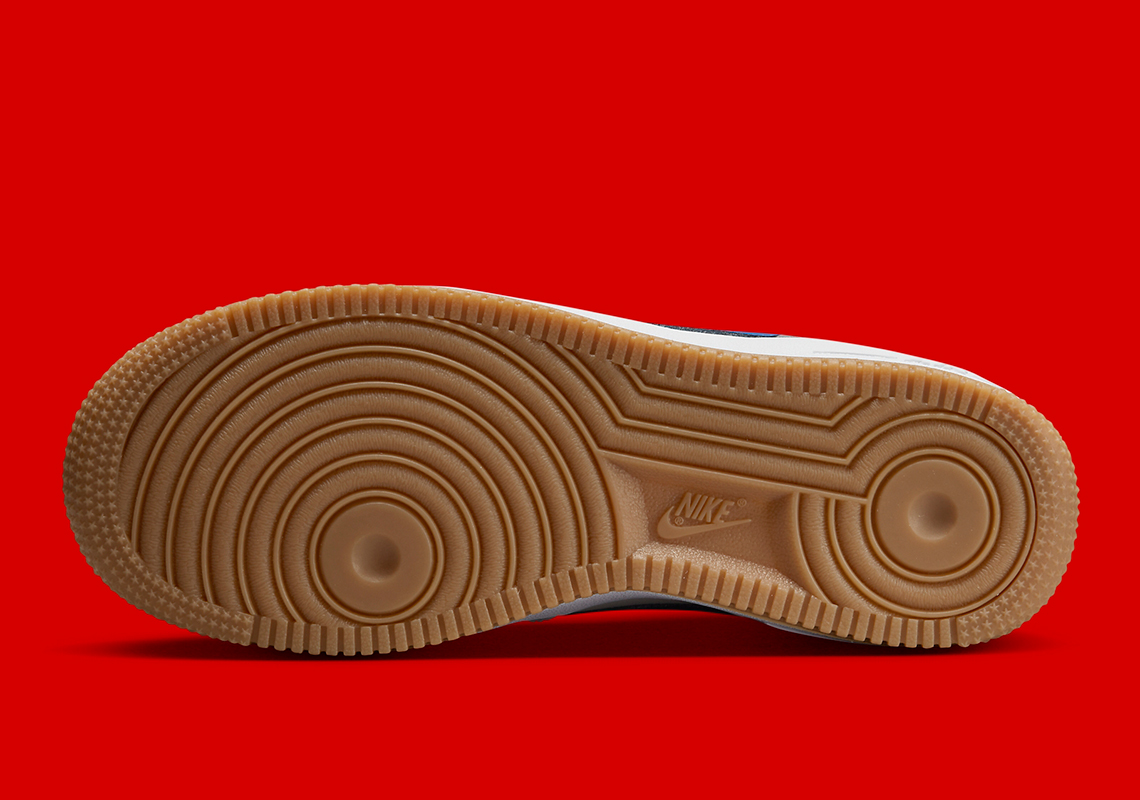 Logo màu xanh blue làm điểm nhấn nổi bật trên nền trắng kem của đôi giày sneaker Nike Air Force 1 Low University Red - 4