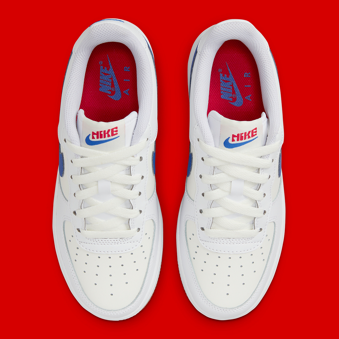 Logo màu xanh blue làm điểm nhấn nổi bật trên nền trắng kem của đôi giày sneaker Nike Air Force 1 Low University Red - 6