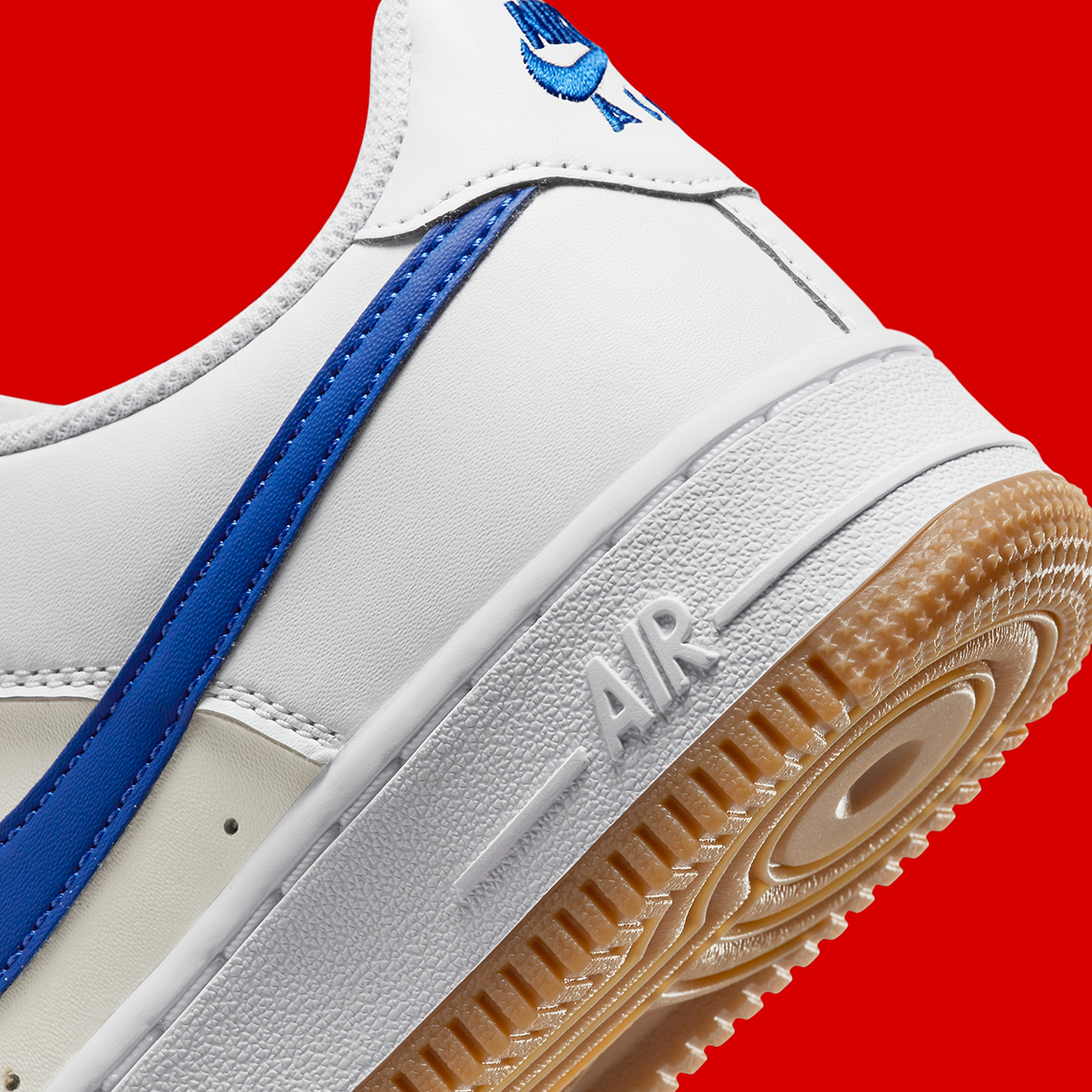 Logo màu xanh blue làm điểm nhấn nổi bật trên nền trắng kem của đôi giày sneaker Nike Air Force 1 Low University Red - 7