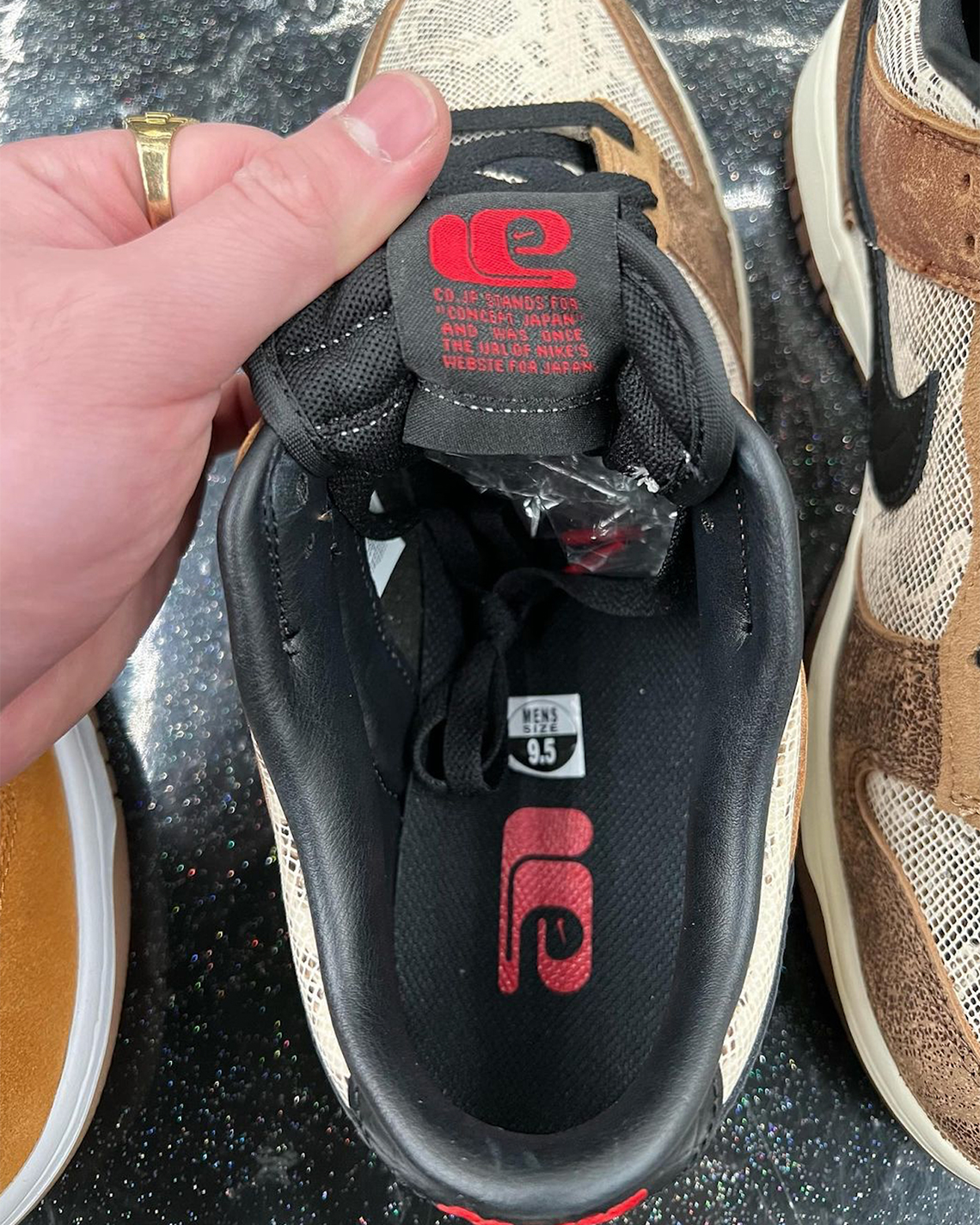 Logo Nike cổ điển đóng dấu Dunk Low đa họa tiết này ở Nhật Bản - 9